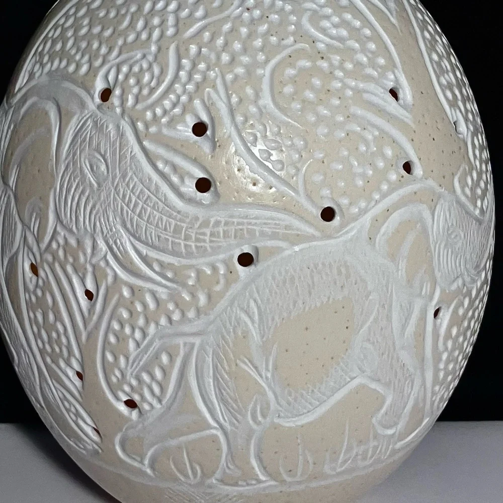 Carved OSTRICH EGG / Giraffe & TWO ELEPHANTS Walking In Savannah / SOUTH AFRICA - Picture 6 of 11